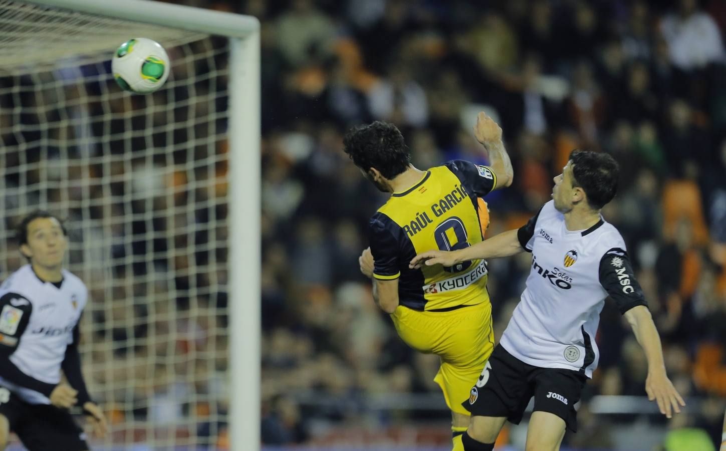 Gol de Raúl García concedido tras incertidumbre en la decisión arbitral que puede valer su peso en oro Gol de Raúl García concedido tras incertidumbre arbitral que puede valer su peso en oro